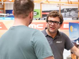 ussteller im Gespräch am JAG-Stand der hftm Diplomausstellung 2026 im Velodrom Grenchen