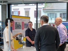 "Studierende präsentieren Roboterprojekt an der hftm Diplomausstellung der Vollzeitstudenten
