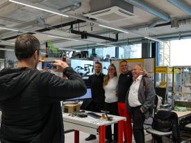Gruppe von Absolventen posiert im Labor der hftm Diplomausstellung der Vollzeitstudenten