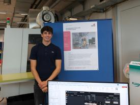 tudent präsentiert Automatisierungsprojekt im Labor an der hftm Diplomausstellung der Vollzeitstudenten