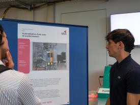 Student erklärt Automatisierungsprojekt an der hftm Diplomausstellung der Vollzeitstudenten