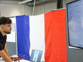 Student zeigt Drohnenprojekt mit französischer Flagge an der hftm Diplomausstellung der Vollzeitstudenten