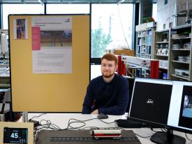 Absolvent präsentiert Zugpositionierungssystem an der hftm Diplomausstellung der Vollzeitstudenten