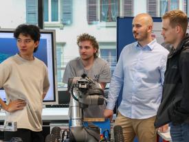 Studierende zeigen Roboterprojekt mit Greifarm an der hftm Diplomausstellung Biel.