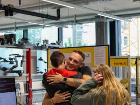 Absolvent umarmt Besucher nach Abschluss an der hftm Diplomausstellung Biel