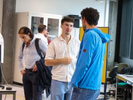 Besucher unterhalten sich im Laborraum an der hftm Diplomausstellung der Vollzeitstudenten Biel