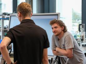 Student diskutiert Robotikprojekt mit Besucher an der hftm Diplomausstellung der Vollzeitstudenten Biel