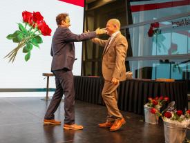 Gratulation auf der Bühne an der hftm Diplomfeier Wirtschaftsinformatik
