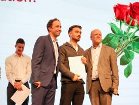 Absolvent erhält Diplom an der hftm Diplomfeier Wirtschaftsinformatik in Biel