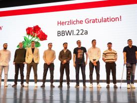 Klasse BBWI.22a auf der Bühne der hftm Diplomfeier Wirtschaftsinformatik