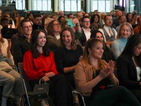 Publikum applaudiert während der hftm Diplomfeier Wirtschaftsinformatik