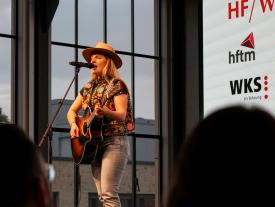Live-Musik mit Gitarre auf der Bühne der hftm Diplomfeier Wirtschaftsinformatik