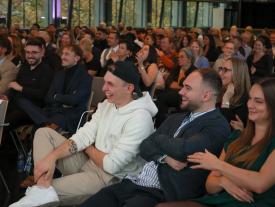 Publikum lacht während der hftm Diplomfeier Wirtschaftsinformatik