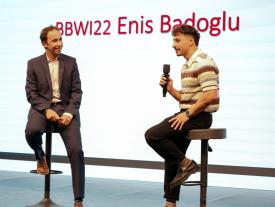 Interview mit Absolvent Enis Badoglu an der hftm Diplomfeier Wirtschaftsinformatik