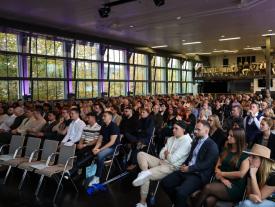 Vollbesetzter Saal mit Gästen an der hftm Diplomfeier Wirtschaftsinformatik