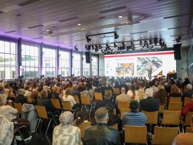 Vollbesetzter Saal mit Gästen an der hftm Diplomfeier Wirtschaftsinformatik