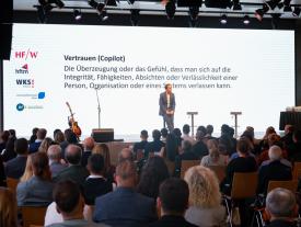 Moderator spricht über Vertrauen an der hftm Diplomfeier Wirtschaftsinformatik
