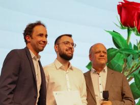 Student bekommt sein Diplom an der Diplomfeier