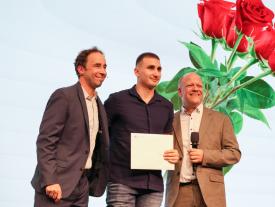 Student bekommt sein Diplom an der Diplomfeier