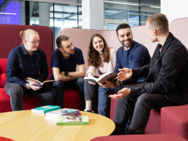 Studenten sitzend Besprechung